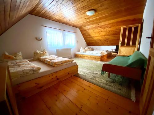 Postel nebo postele na pokoji v ubytování Chata Maxík