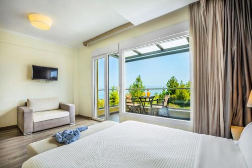 ハニオティスにあるSPA Villa - Sunny Villas Haniotiのベッドルーム1室(ベッド1台、大きな窓付)