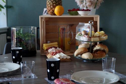 een tafel met daarop borden met eten bij Breakfast at Carin’s in Vlissingen