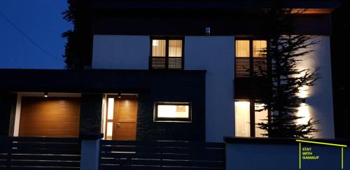 uma casa com as luzes acesas à noite em Stay with Gamauf em Fonyód