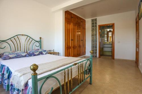 1 dormitorio con 1 cama y pasillo en Quinta do Bravo - Swimming Pool - BY BEDZY, en Silves