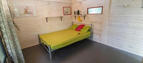 um pequeno quarto com uma cama no canto em Lovely vacation house at river Tisza , Hangulatos nyaraló a szegedi Tisza - Maros toroknál em Szeged
