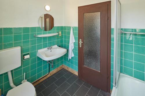 a bathroom with a sink and a toilet and a shower at Mediterraneo-Rheinufer-Vallendar in Vallendar