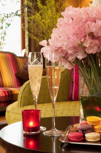 - deux verres de champagne et une assiette de biscuits sur une table dans l'établissement Hôtel Cordelia Opéra-Madeleine, à Paris