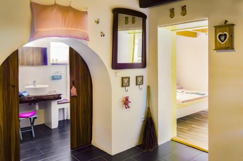 Cette chambre dispose d'un couloir avec lavabo et d'une salle de bains. dans l'établissement Chalupa U Čápů, à Nové Mlýny