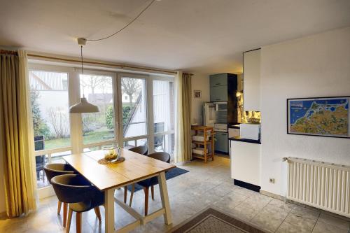 a kitchen and dining room with a table and chairs at Wohnung Pauli, FW 2 in Zingst