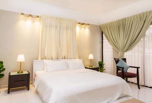 Una cama o camas en una habitación de Isabella Villa George Town Penang