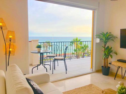 Beachfront Penthouse - Heated Jacuzzi, BBQ & Bikes