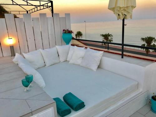 Beachfront Penthouse - Heated Jacuzzi, BBQ & Bikes