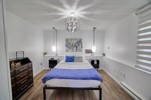 a bedroom with a large bed and a chandelier at Fairway Paradise tiny home in Lancaster