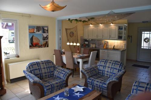 uma cozinha e sala de estar com cadeiras e uma mesa em "Ostseefische" em Gutglück