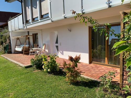 a house with a brick walkway in the yard at Gemütliche Ferienwohnung im Herzen des Schwarzwaldes in Niedereschach