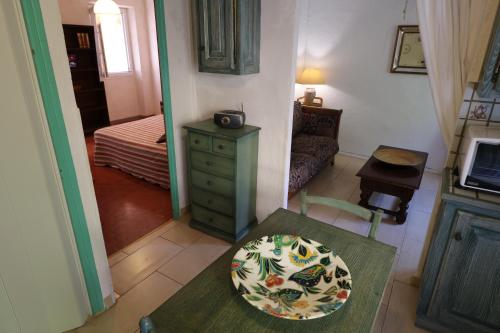un salon avec une table et une chambre dans l'établissement Petit Vauban plus, à Saint-Raphaël