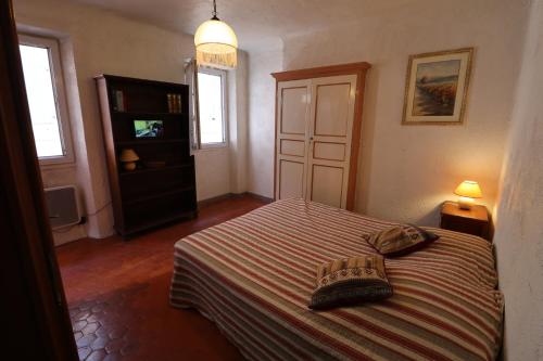 une chambre avec un lit avec deux oreillers dessus dans l'établissement Petit Vauban plus, à Saint-Raphaël