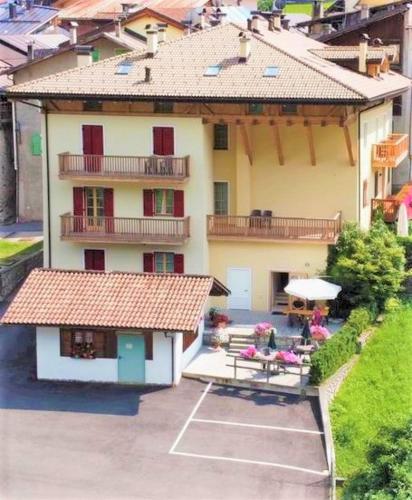 an aerial view of a large house with a patio at Appartamenti Sissi in Commezzadura