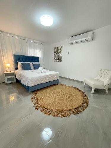 een slaapkamer met een bed en een tapijt op de vloer bij על הנחל in Bet Sheʼan