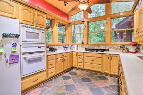 Dapur atau dapur kecil di Breathtaking Mountain Views Cullowhee Cabin!