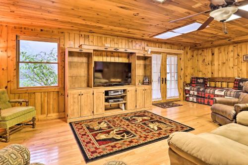 Televisyen dan/atau pusat hiburan di Breathtaking Mountain Views Cullowhee Cabin!
