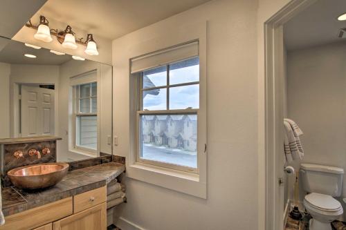 baño con lavabo y ventana en Steps to Moonlight Basin Scenic Mtn Retreat!, en Big Sky