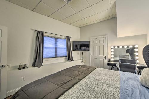 Ένα ή περισσότερα κρεβάτια σε δωμάτιο στο Pet-Friendly Apartment, 6 Miles to Downtown