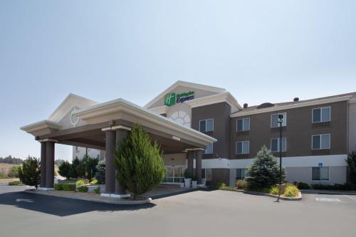 a hotel building with a gazebo in a parking lot at Holiday Inn Express Yreka-Shasta Area by IHG in Yreka
