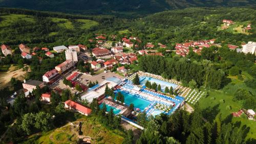 vista aerea di un resort con piscina di AIDA Hotel spa & tratament a Geoagiu Băi