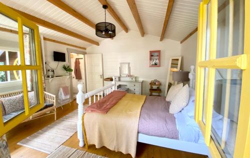 1 dormitorio con 1 cama en una habitación en Beaufort House Accomodation en New Ross