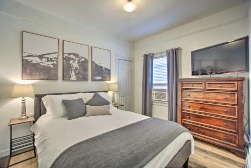 Ένα ή περισσότερα κρεβάτια σε δωμάτιο στο Bright Laramie Home with Backyard and Fire Pit