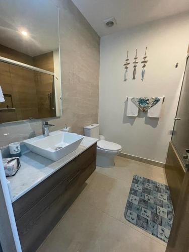 a bathroom with a sink and a toilet at Camino al Mar exclusivo Departamento acceso directo playa in Mazatlán
