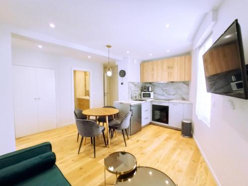 un salon avec une table et des chaises et une cuisine dans l'établissement Viva Riviera Palais Holiday Design 2 Bedrooms, à Cannes