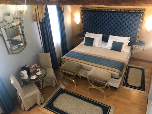 una camera con letto, tavolo e sedie di Ca Dell'Arte a Venezia