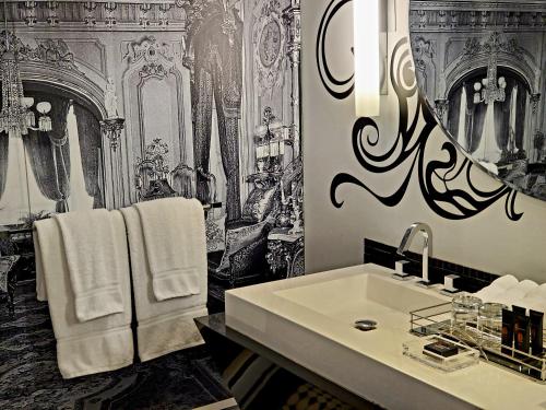 a bathroom with a sink and a mirror at Hotel Chez Swann in Montréal