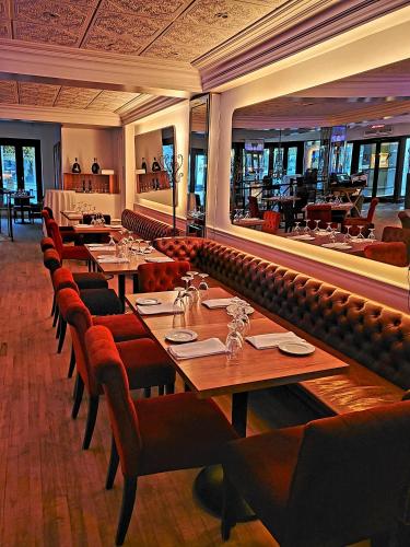 a restaurant with wooden tables and leather chairs at Hotel Chez Swann in Montréal