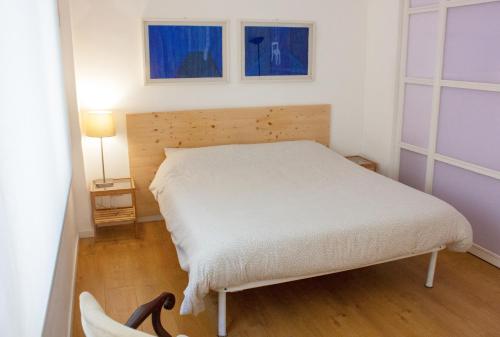 - une chambre avec un lit blanc et 2 fenêtres dans l'établissement Putignani 178, à Bari