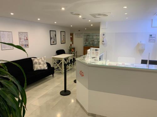 a waiting room with a couch and a table at Aparthotel Monarque Sultán in Marbella