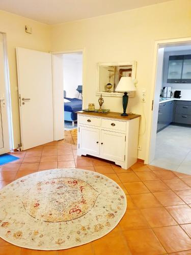 a living room with a table and a rug at 2 Zimmer Domizil am Südhang mit Terrasse und Pool in Ortenberg