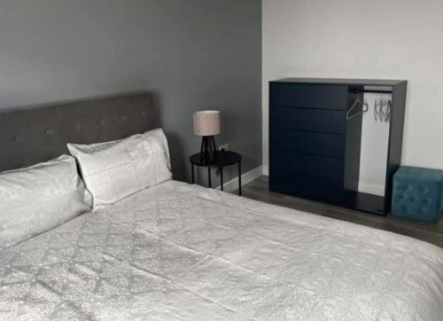 Cama ou camas em um quarto em Lochaber Apartments