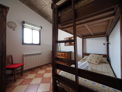 Двухъярусная кровать или двухъярусные кровати в номере Casa do Sol