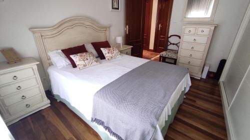 מיטה או מיטות בחדר ב-Habitación con balcón en el centro de Algorta
