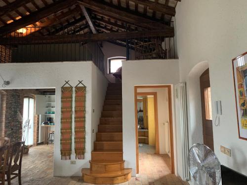 a room with a staircase and a stair case at Al vecchio fienile in Fagagna