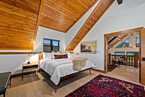 Foto da galeria de New Log cabin, The Bears Den - 2 bedrooms, loft, 2.5 bath, jacuzzi & Fireplace em Estes Park