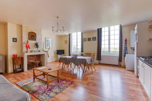 un salon avec une table et une salle à manger dans l'établissement Château Turgot Gîtes, à Bons-Tassily