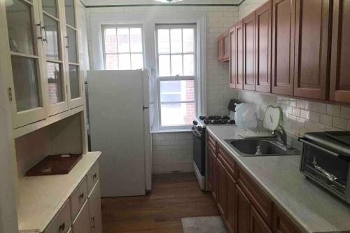 A kitchen or kitchenette at Cozy 2 bedroom apartment in Queens