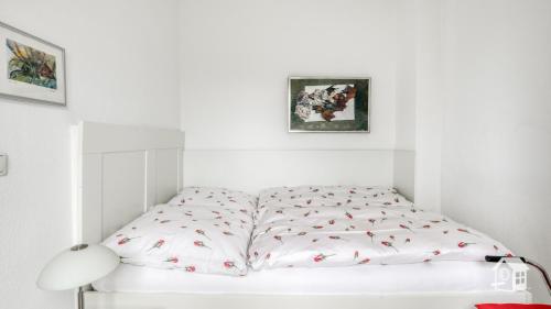 เตียงในห้องที่ Hamburg Niendorf-Suite