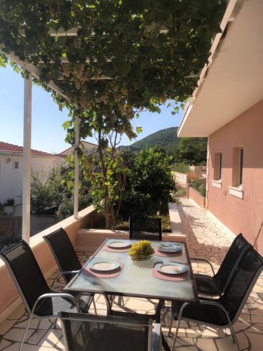 einen Tisch und Stühle auf einer Terrasse mit Aussicht in der Unterkunft Apartment Hannah in Brna