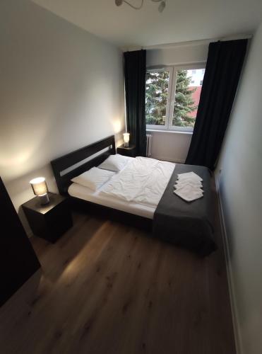 Schlafzimmer mit einem großen Bett und einem Fenster in der Unterkunft 300 metrów od plaży / 300 meters from the beach in Danzig