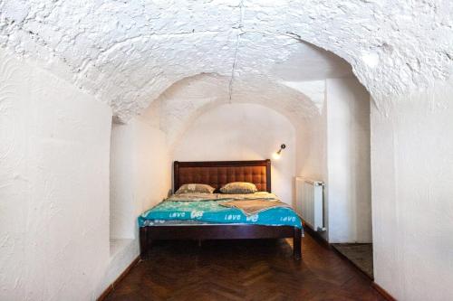 1 dormitorio con 1 cama en una habitación blanca en ARTrooms -round windows Rynok Sq en Leópolis