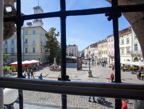 Gambar di galeri bagi ARTrooms -round windows Rynok Sq di Lviv