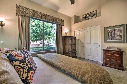 En eller flere senge i et værelse på Spacious Scottsdale Home with Furnished Patio!