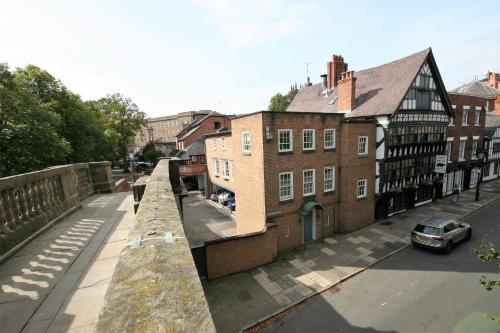 - une vue sur une ville avec un bâtiment et une rue dans l'établissement Deva Leisure, à Chester